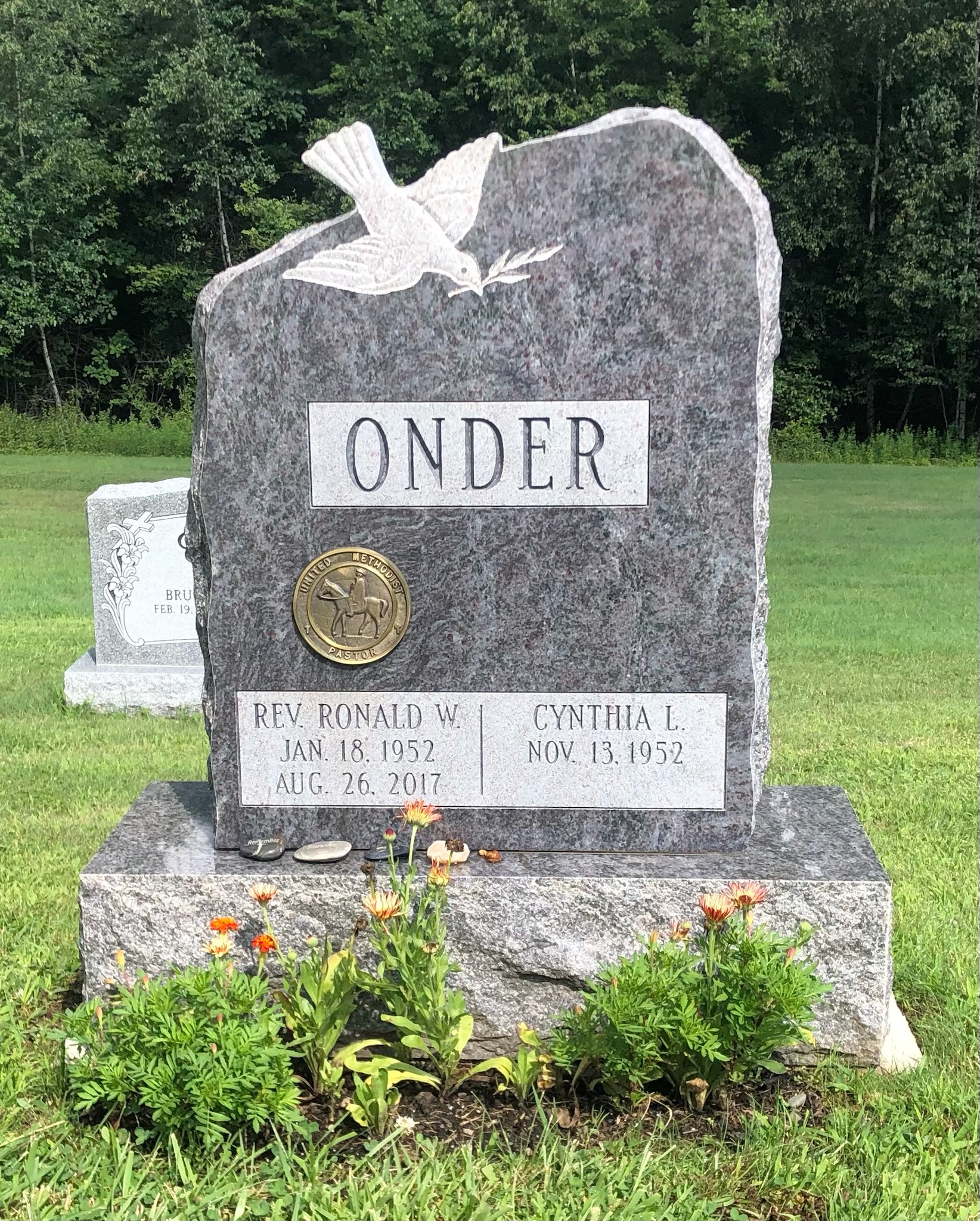 Onder monument with dove medallion